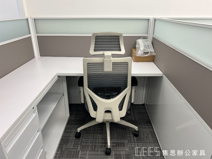 優質辦公家具的現代風格辦公室場景，包括OA屏風、辦公椅、收納櫃、OA鐵櫃