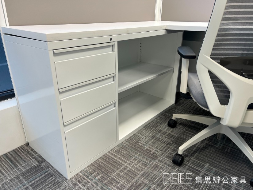 優質辦公家具的現代風格辦公室場景，包括OA屏風、辦公椅、收納櫃、OA鐵櫃、側桌櫃