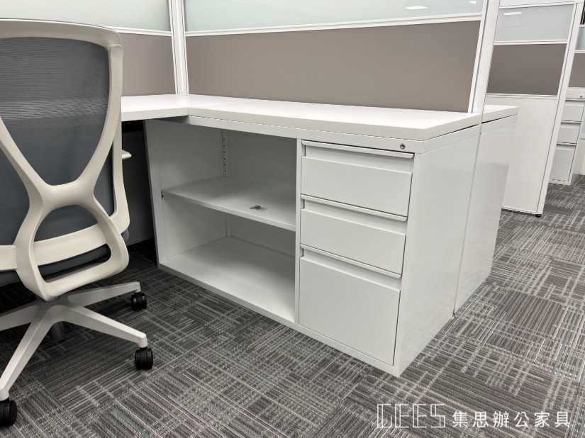 優質辦公家具的現代風格辦公室場景，包括OA屏風、辦公椅、收納櫃、OA鐵櫃