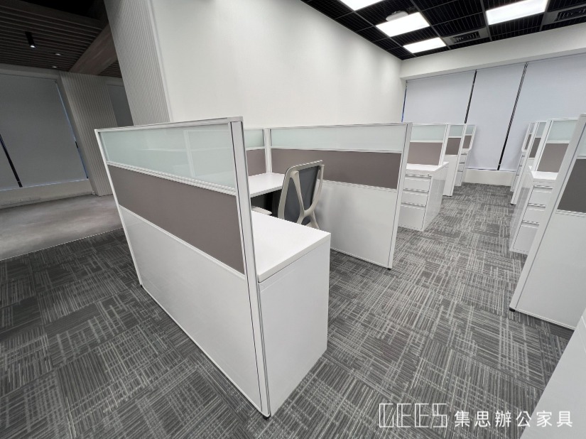 優質辦公家具的現代風格辦公室場景，包括OA屏風、辦公椅、收納櫃、OA鐵櫃