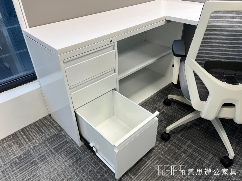 優質辦公家具的現代風格辦公室場景，包括OA屏風、辦公椅、收納櫃、OA鐵櫃、側桌櫃