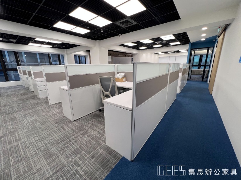 優質辦公家具的現代風格辦公室場景，包括OA屏風、辦公椅、收納櫃、OA鐵櫃