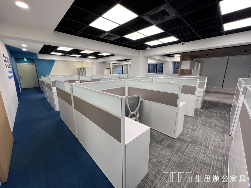 優質辦公家具的現代風格辦公室場景，包括OA屏風、辦公椅、收納櫃、OA鐵櫃