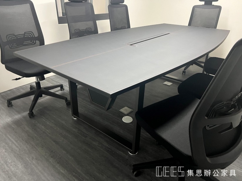 合臨設計 辦公家具規劃案例 / 集思辦公室規劃 現代風格的會議空間,有馬鞍皮會議桌、高背會議椅。