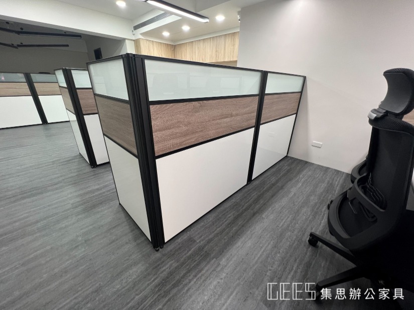 合臨設計 辦公家具規劃案例 / 集思辦公室規劃 現代風格的辦公室,有OA屏風、高背辦公椅、活動櫃的辦公家具