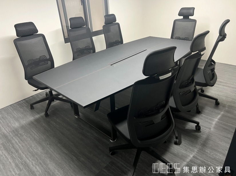合臨設計 辦公家具規劃案例 / 集思辦公室規劃 現代風格的會議空間,有馬鞍皮會議桌、高背會議椅。
