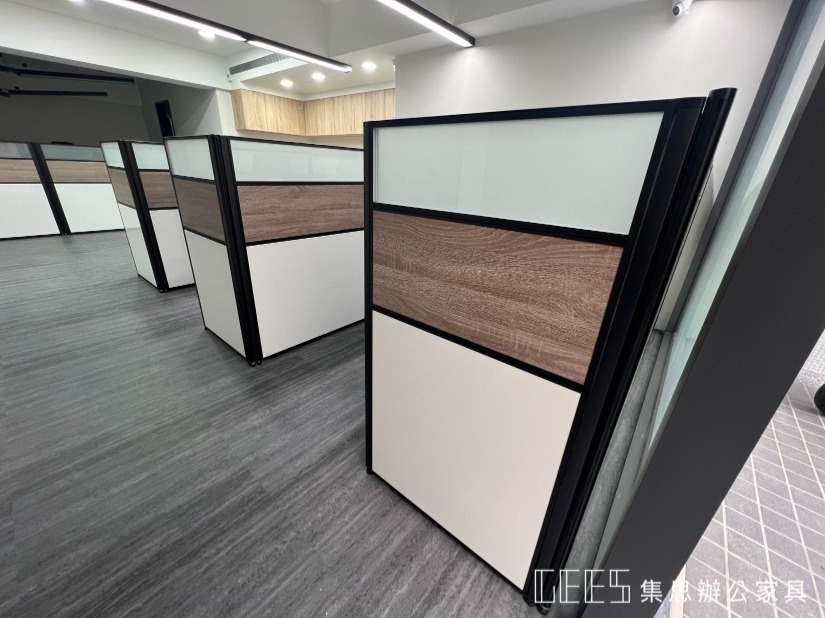 合臨設計 辦公家具規劃案例 / 集思辦公室規劃 現代風格的辦公室,有OA屏風、高背辦公椅、活動櫃的辦公家具