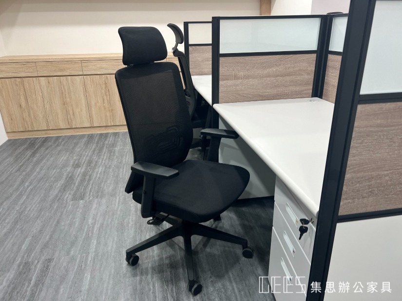 合臨設計 辦公家具規劃案例 / 集思辦公室規劃 現代風格的辦公室,有OA屏風、高背辦公椅、活動櫃的辦公家具