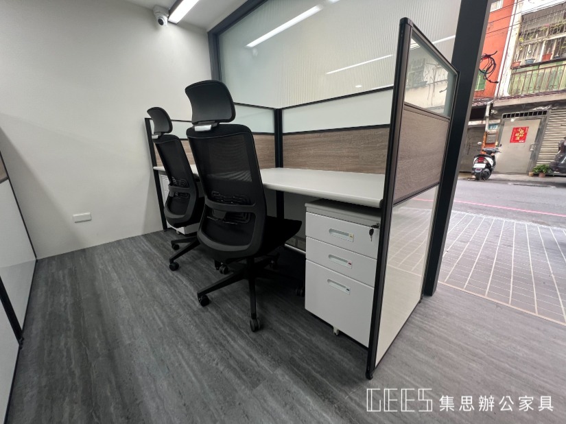 合臨設計 辦公家具規劃案例 / 集思辦公室規劃 現代風格的辦公室,有OA屏風、高背辦公椅、活動櫃的辦公家具