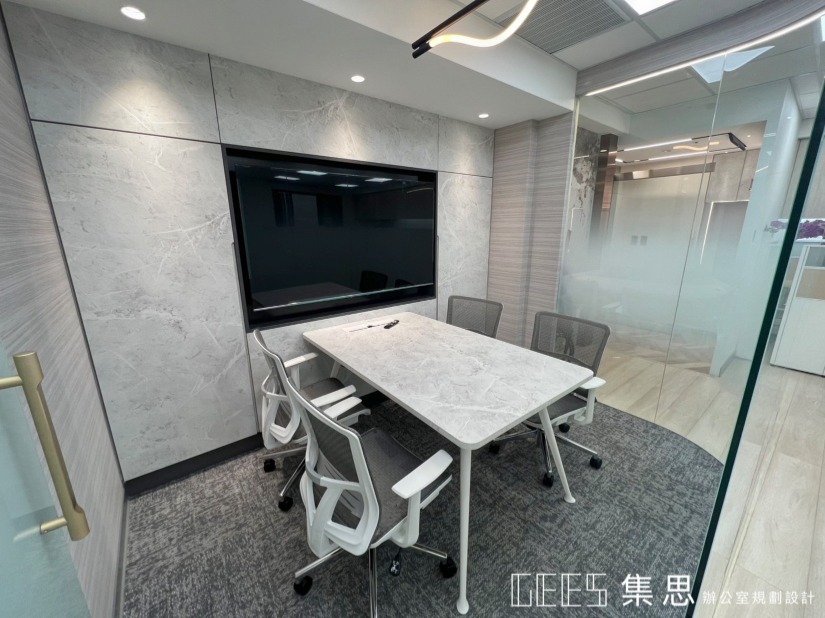 會議室設計｜圓弧玻璃隔間、漸層玻璃貼紙、燈條照明、圓潤動線、現代質感辦公室