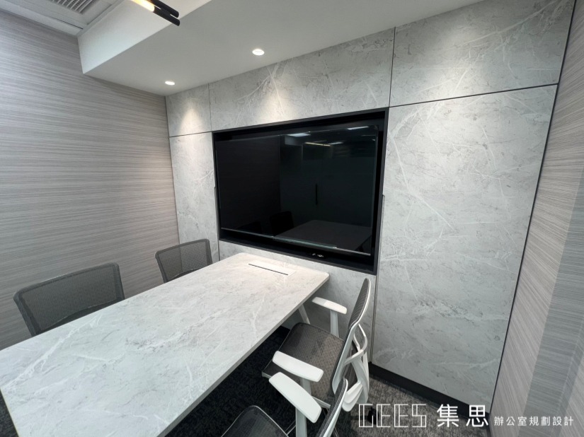 新辦公室會議室案例｜大理石紋系統櫃、大理石紋會議桌、白框會議椅、65吋聯網電視、日本進口地毯、造型燈具