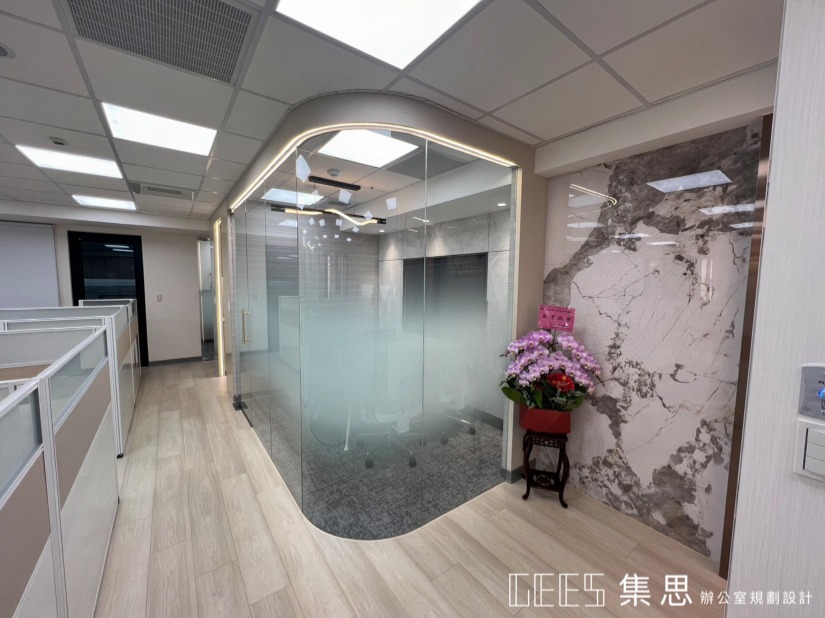 新辦公室會議室案例｜圓弧玻璃隔間、漸層貼紙、柔和燈光、現代質感