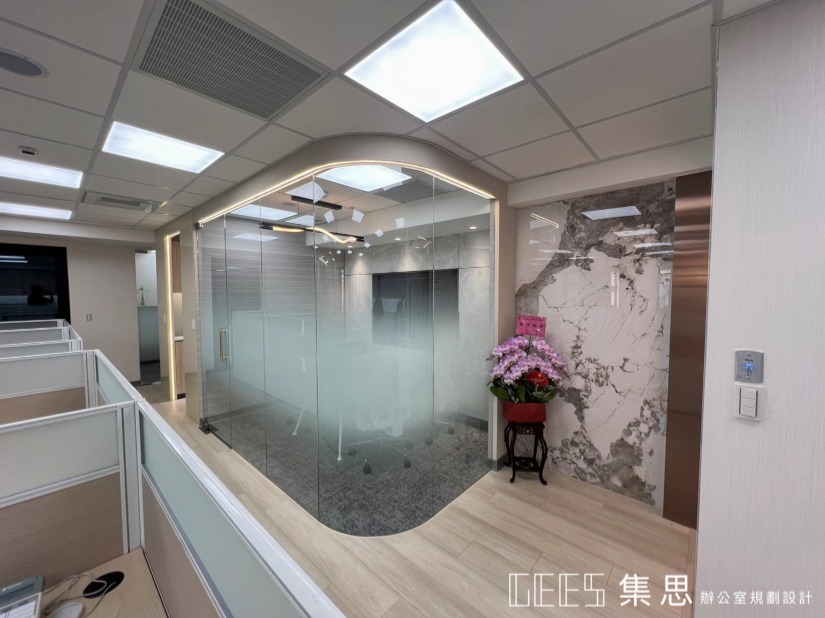 會議室設計｜圓弧玻璃隔間、漸層玻璃貼紙、燈條照明、圓潤動線