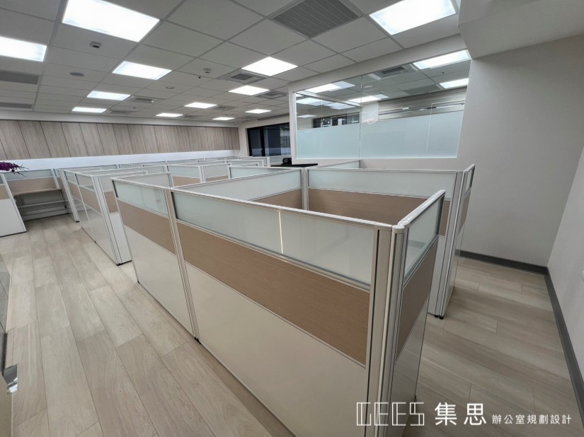 辦公室職員區規劃｜P25鋁合金屏風系統、白框木紋風格、整片式桌板工作站