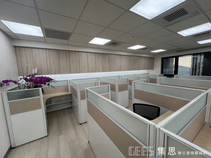 辦公室職員區規劃｜P25鋁合金靠牆屏風、白色烤漆面板、木紋桌板、上方系統櫃吊櫃設計