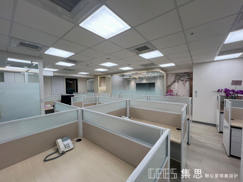 職員區屏風設計｜P25鋁合金白框屏風、木紋L型桌板、霧面玻璃隔間、現代辦公室規劃