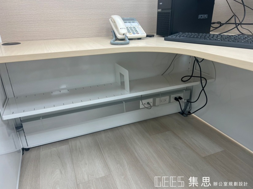 會計師事務所職員區設計｜座位下方書架收納、文件收納機能、整齊高效辦公室工作區規劃