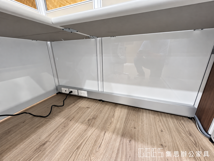新竹縣竹北市台灣愛沃特辦公室，OA屏風工作站桌下的底部線槽、插座與線路導管配置
