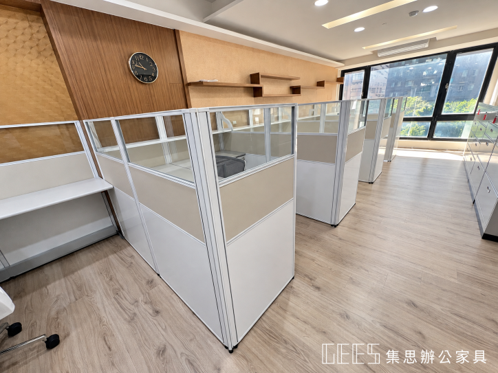 台灣愛沃特職員辦公區，白色框架OA屏風沿走道排列，搭配白色烤漆面板、波音面板及上段30公分高清玻璃