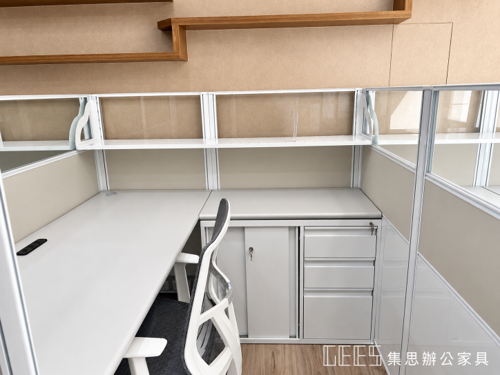 新竹縣竹北市台灣愛沃特OA屏風工作站，白色屏風書架搭配側桌下方複合式鐵櫃，櫃體結合門片與抽屜收納