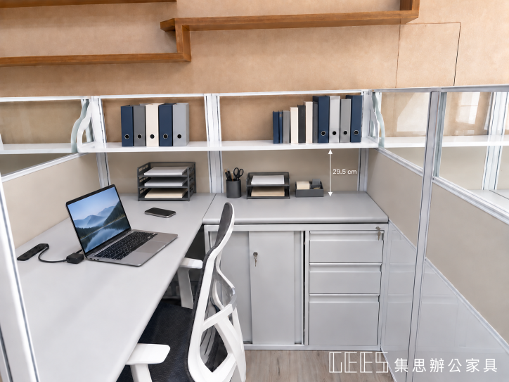 台灣愛沃特OA屏風書架收納示意，上層擺放書籍與資料夾，書架下方標示29.5公分高度，搭配文件架及文具
