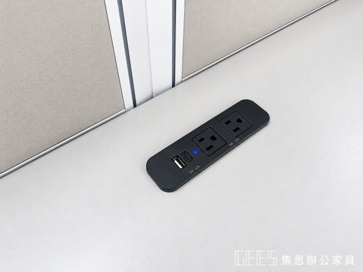 台灣愛沃特L形OA屏風工作站，主桌面設嵌入式插座，屏風搭配白色書架，側桌下方配置複合式鐵櫃