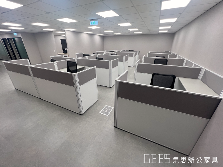 灣嵐科技白框OA屏風工作站，白色烤漆與貼布面板搭配主桌嵌入式插座