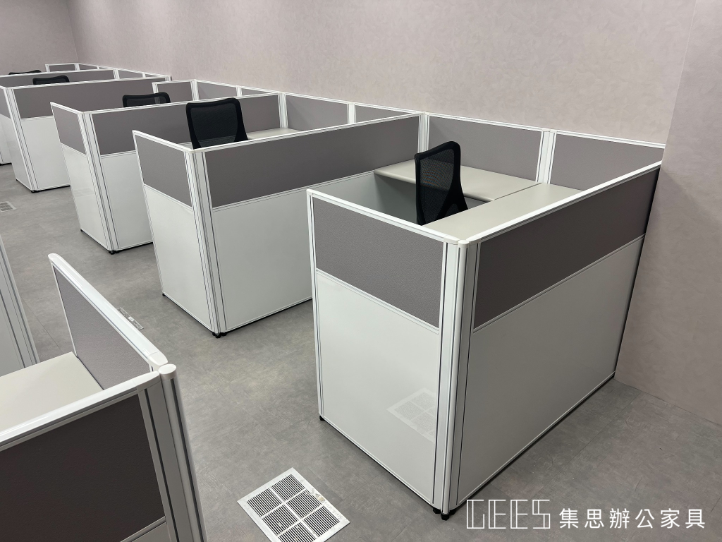 台北市南港區灣嵐科技L形工作站，102公分高白框OA屏風搭配下段白色烤漆與上段貼布面板