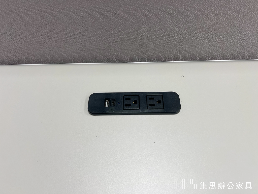 灣嵐科技職員區OA屏風工作站，主桌面嵌入式電源插座配置