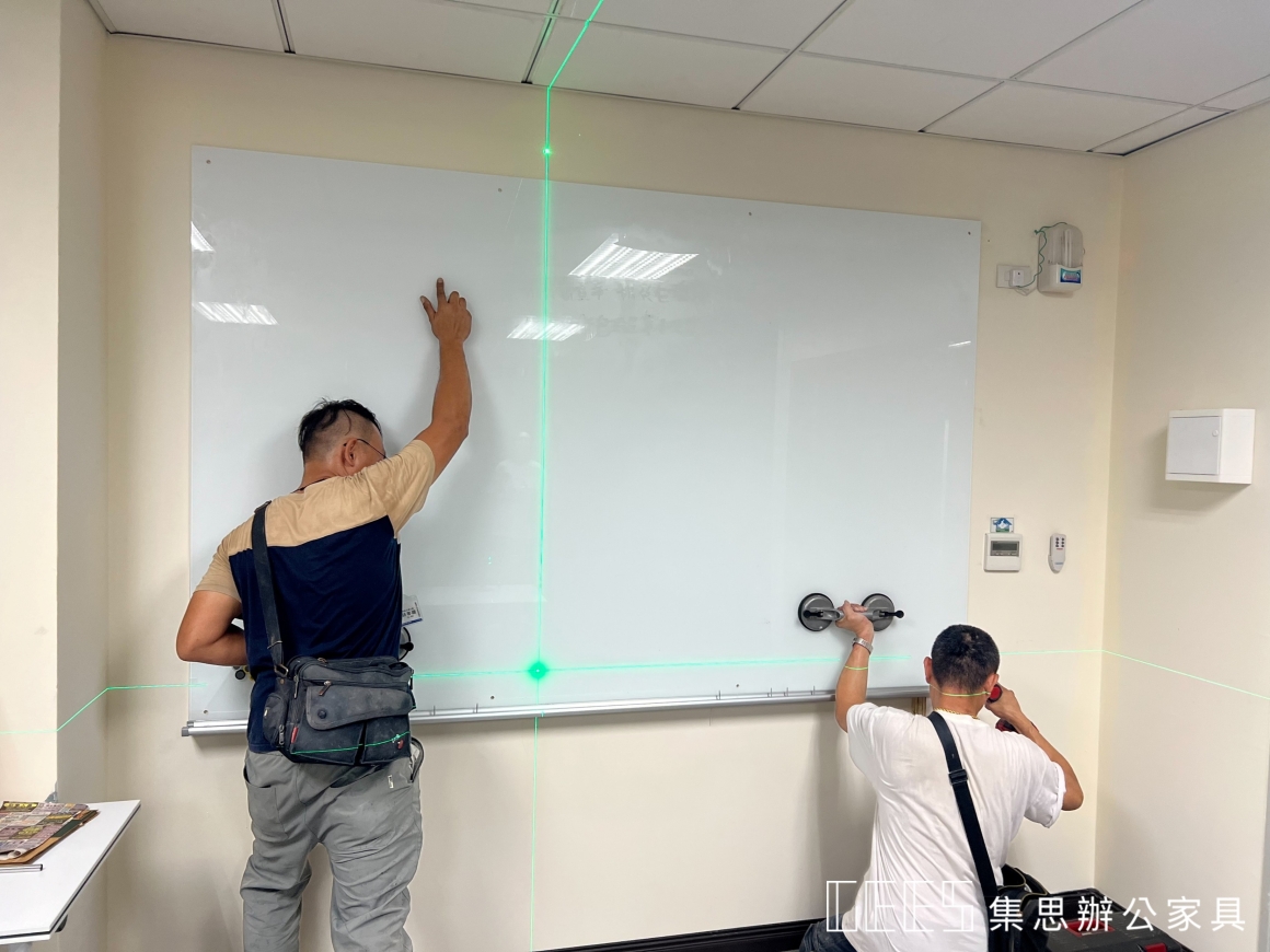 玻璃白板安裝使用雙人施工與雷射十字水平定位