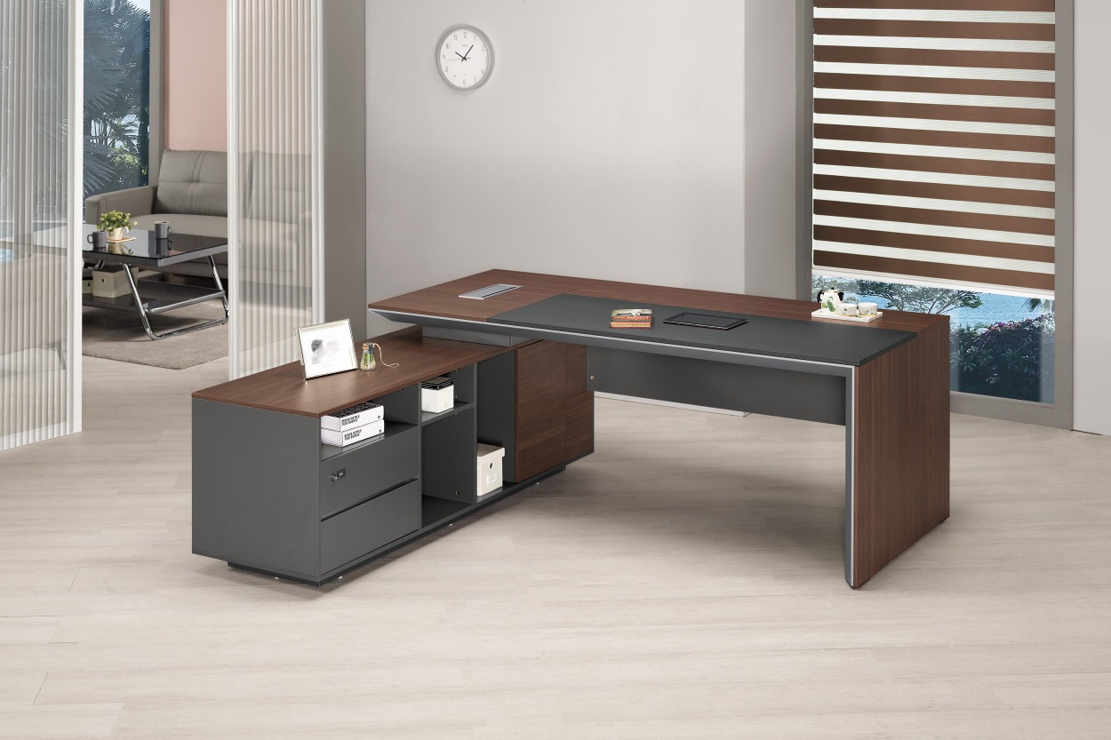 亞歷山大 主管桌 / 集思辦公家具規劃 一張有主桌和側桌的木製主管桌圖片