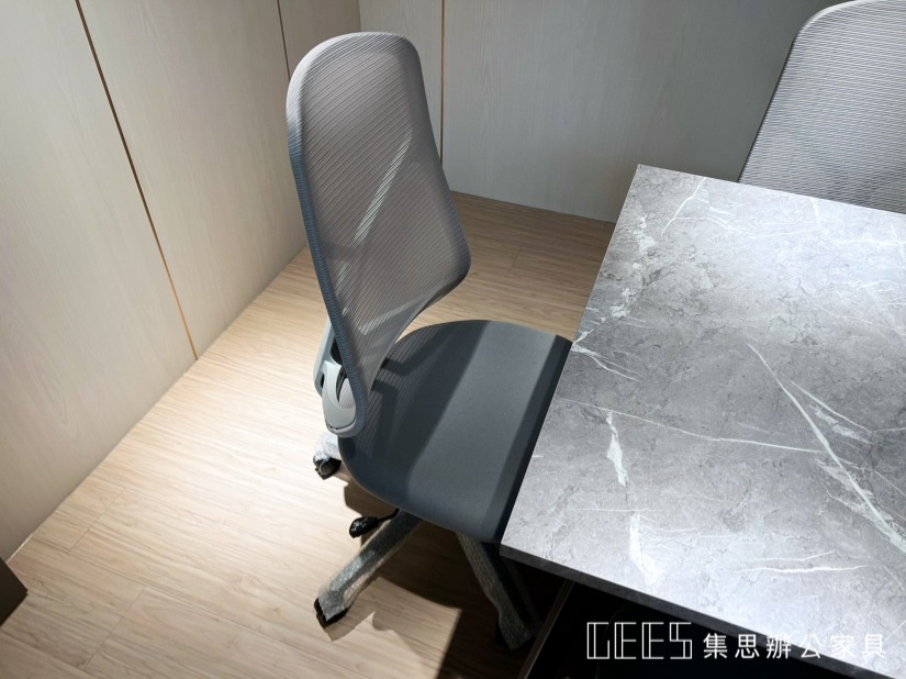 NO 天鵝時尚美型辦公椅 / 集思辦公家具規劃 辦公椅和辦公桌的空間