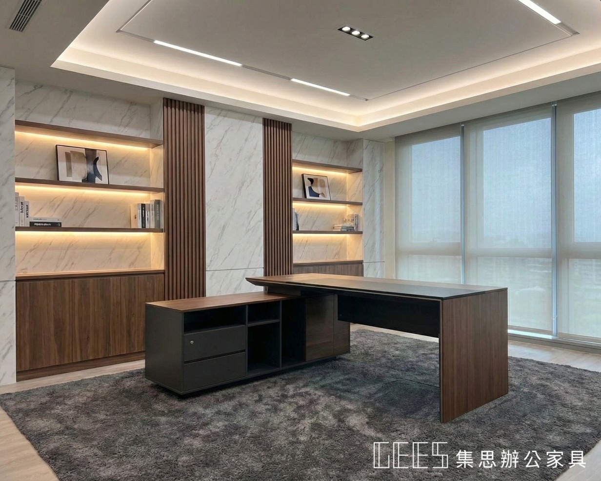 一張有主桌和側桌的木製主管桌圖片