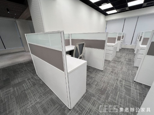 oa屏風工作站,一站式服務 / 集思辦公家具規劃 深受企業喜愛的三段式OA屏風系統,下烤漆面板、中貼布面板 與 上條紋玻璃 混搭配置
