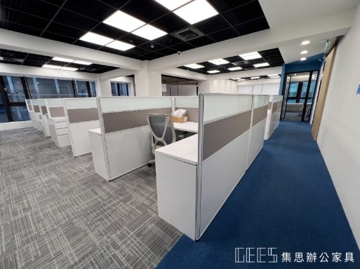 專注型OA屏風工作區，提供安靜且具質感的辦公環境