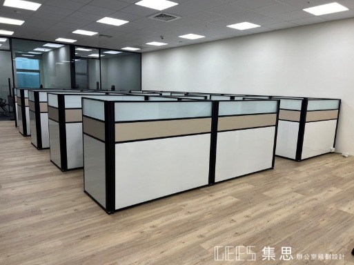 oa屏風工作站,一站式服務 / 集思辦公家具規劃 深受企業喜愛的三段式OA屏風系統,下烤漆面板、中貼布面板 與 上條紋玻璃 混搭配置