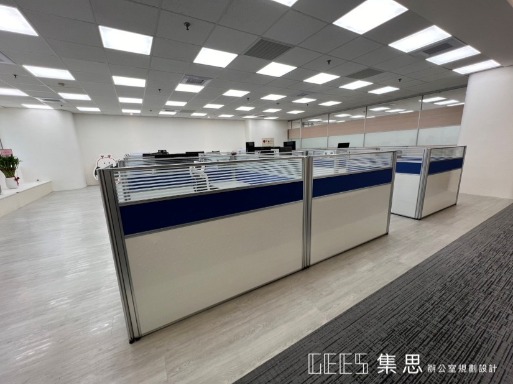 112 cm 三段式 OA 屏風，上段條玻設計，明亮透光不眩目，中段貼布，下段烤漆，造型獨特優雅