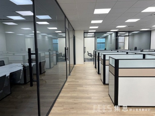 oa屏風工作站,一站式服務 / 集思辦公家具規劃 深受企業喜愛的三段式OA屏風系統,下烤漆面板、中貼布面板 與 上條紋玻璃 混搭配置