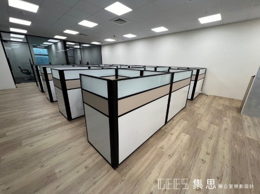 oa屏風工作站,一站式服務 / 集思辦公家具規劃 深受企業喜愛的三段式OA屏風系統,下烤漆面板、中貼布面板 與 上條紋玻璃 混搭配置