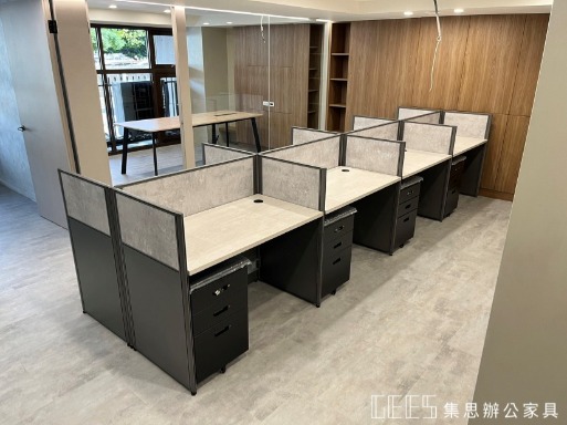 經濟型 102cm OA 屏風，提供適度隱私並以配色創造現代感層次。