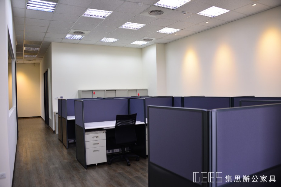 oa屏風工作站,一站式服務 / 集思辦公家具規劃 二段式 112cm OA屏風,提升專注度,同時維持明亮與平衡的工作氛圍。