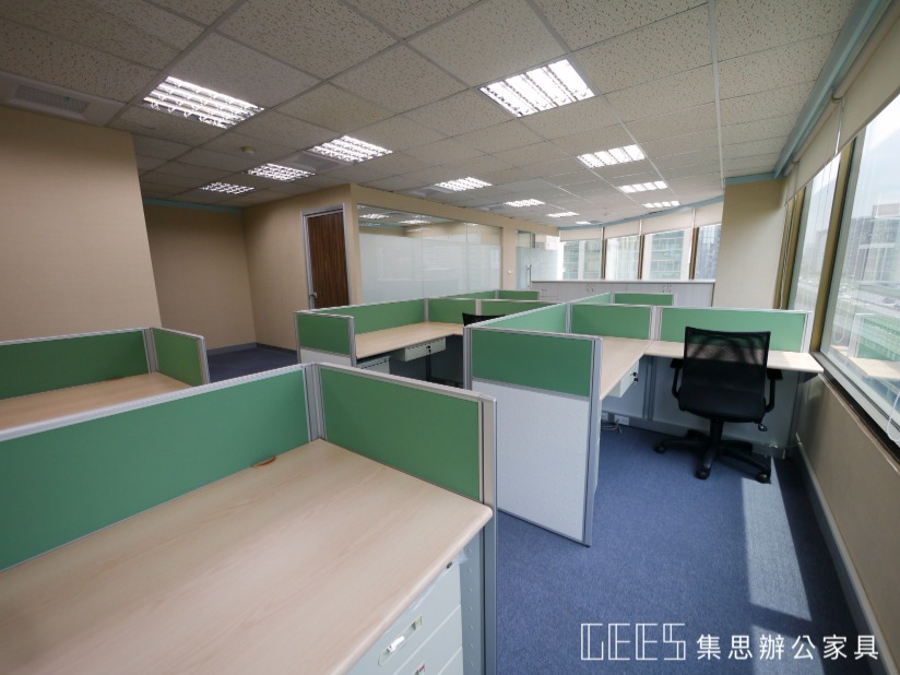 二段式 102cm 屏風工作站，以柔和色調與俐落線條呈現舒適的辦公環境。