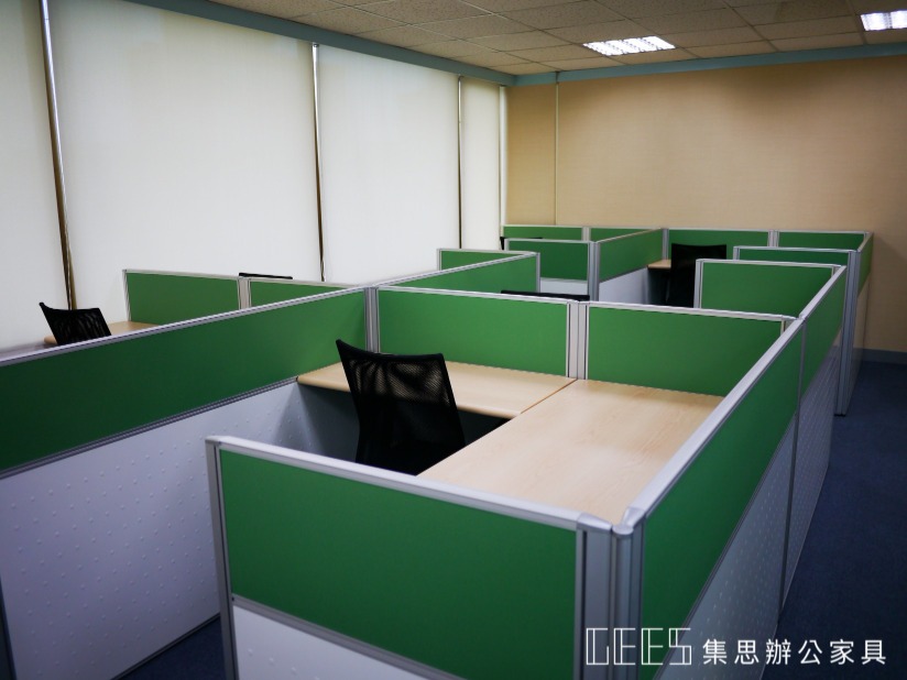 oa屏風工作站,一站式服務 / 集思辦公家具規劃 102cm OA 屏風配置,雙色面板營造輕量視覺,打造整潔的工作區域。