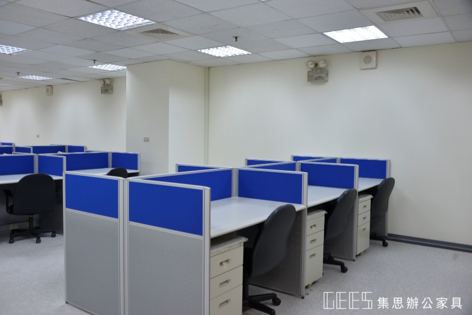 經濟型 102cm 屏風，以烤漆下段與布面上段呈現簡約層次，適合一般辦公空間。