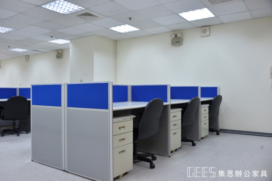 102cm OA 屏風，烤漆搭配貼布的經濟配置，提供適度隱私與耐用度。