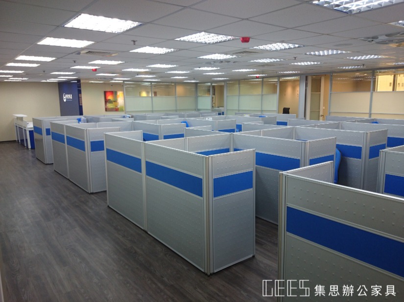 112cm 三段式 OA 屏風，烤漆與貼布組合提升隱私與質感。