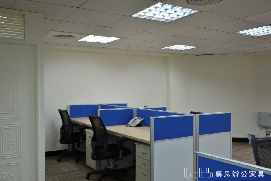 102cm OA 屏風，下段烤漆凸點搭配上段貼布的跳色設計，呈現俐落層次感，兼具隱私度與經濟性。