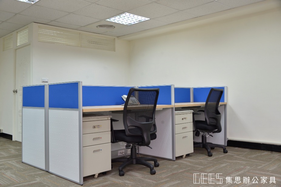 102cm 高度的烤漆 × 貼布跳色屏風，簡單卻有細節，用最剛好的高度與配色整理出舒適工作感。