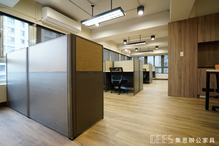 112cm 屏風系統，鐵灰色框線搭配溫潤木紋的二段跳色，呈現低調卻有個性的美感。