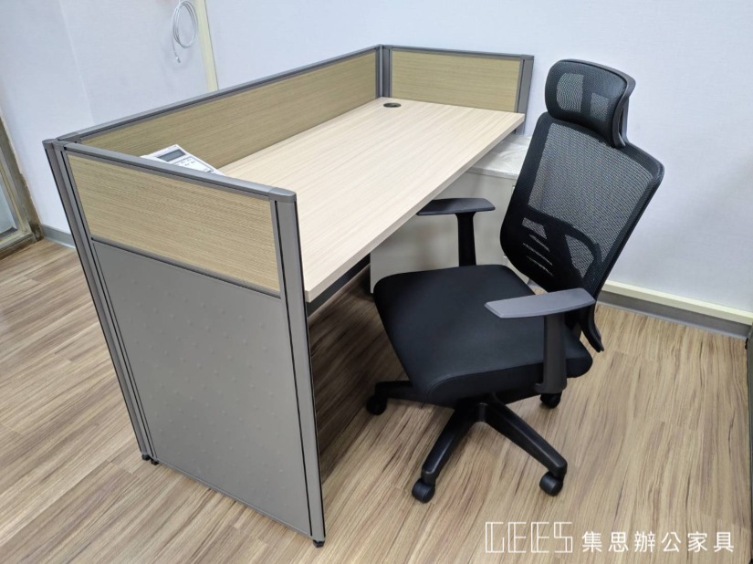 92cm OA 屏風，鐵灰框線結合木紋跳色，呈現現代輕工業風，可依空間客製色系。